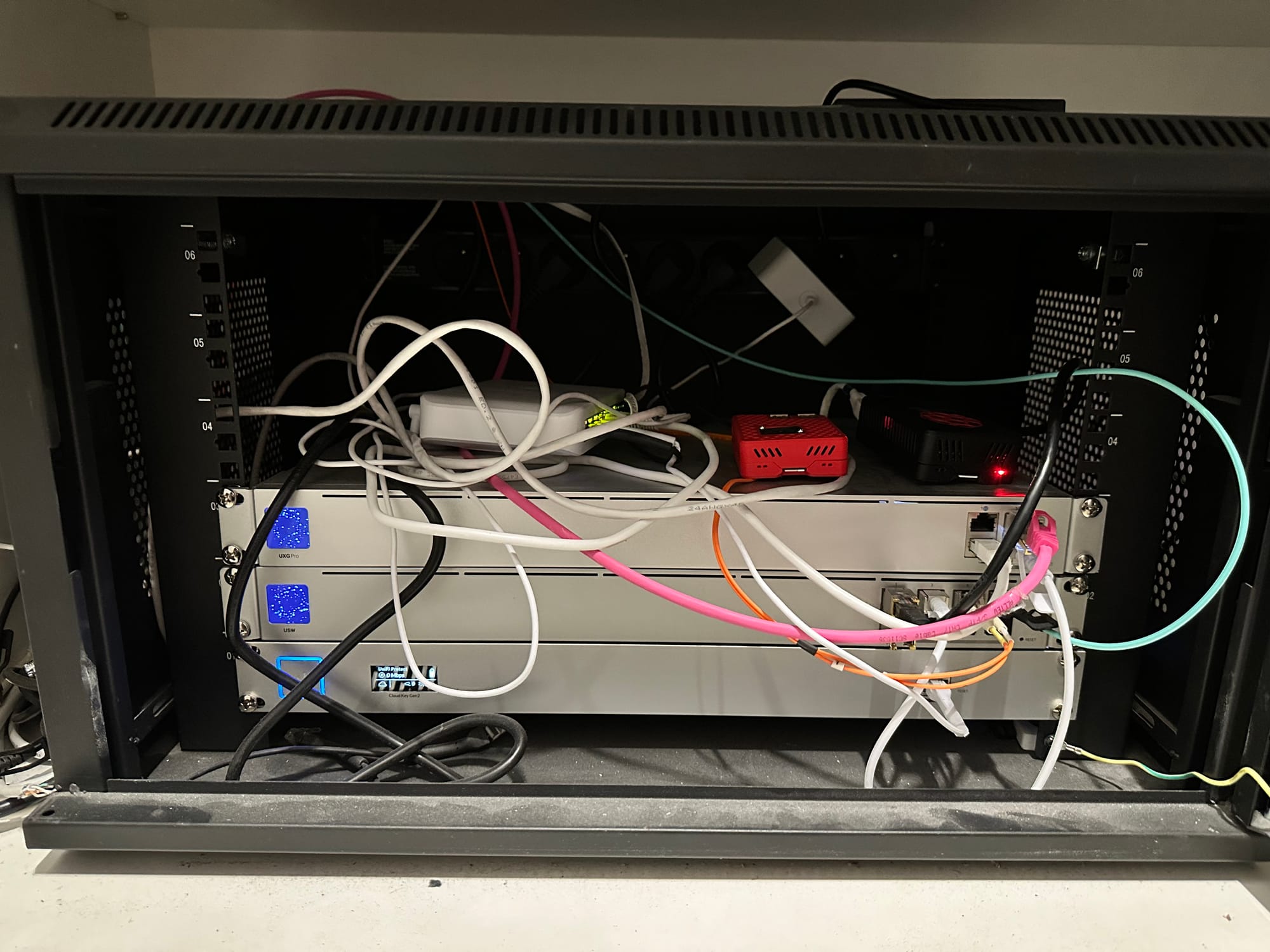 &amp;lt;span style=&amp;quot;white-space: pre-wrap;&amp;quot;&amp;gt;It won&amp;#039;t win any prices for most-well organized server cabinet.&amp;lt;/span&amp;gt;