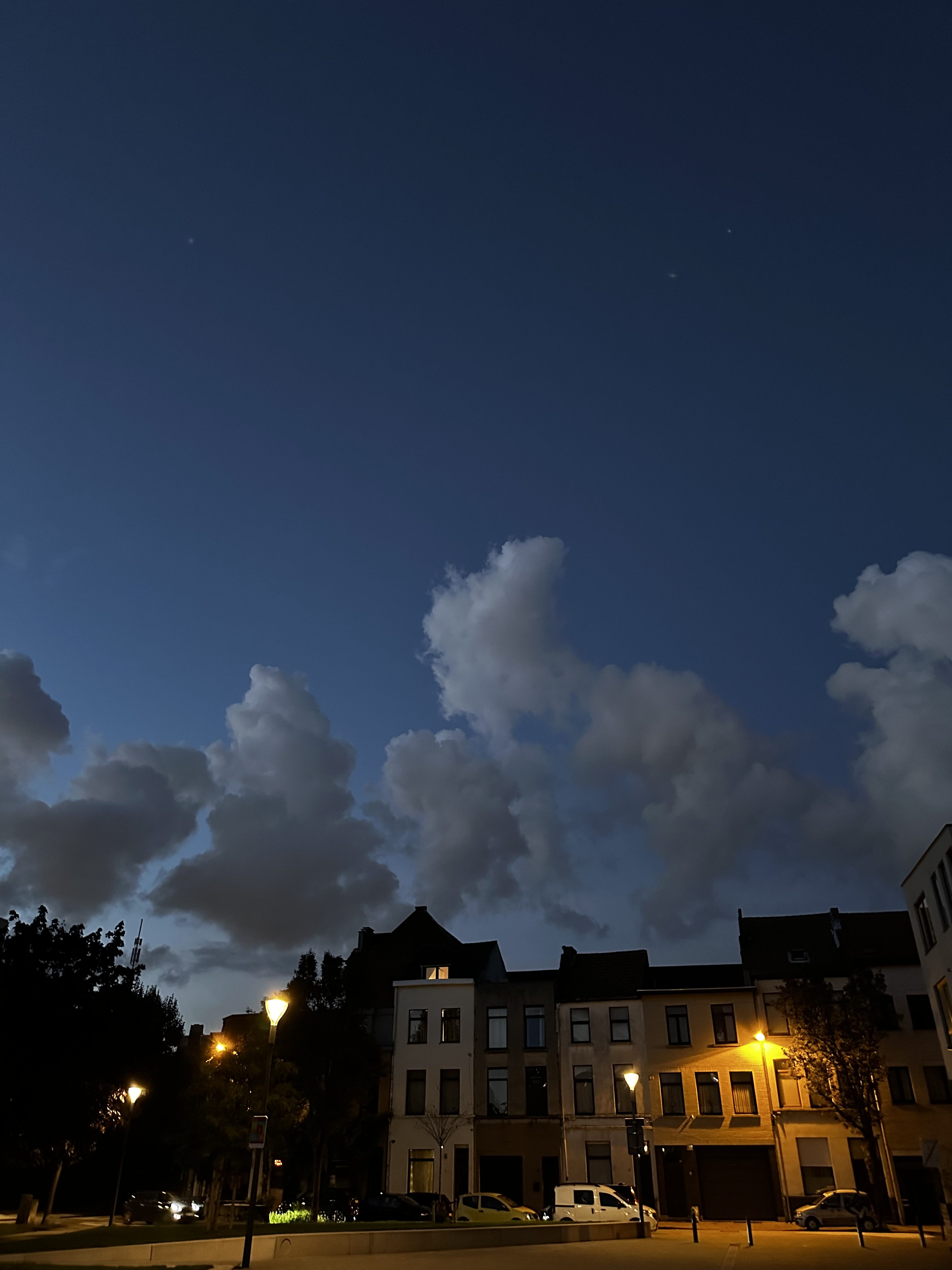 Left: JPEG, right: RAW