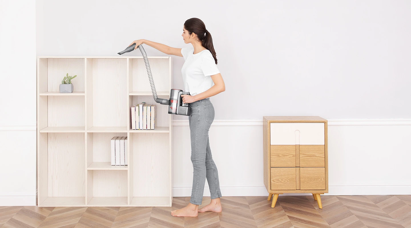 Vrouw doet blootsvoet voor hoe de flexibele slang je leven verrijkt.