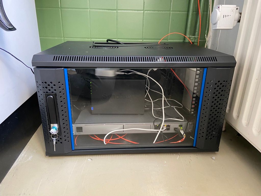 De serverkast in opbouw