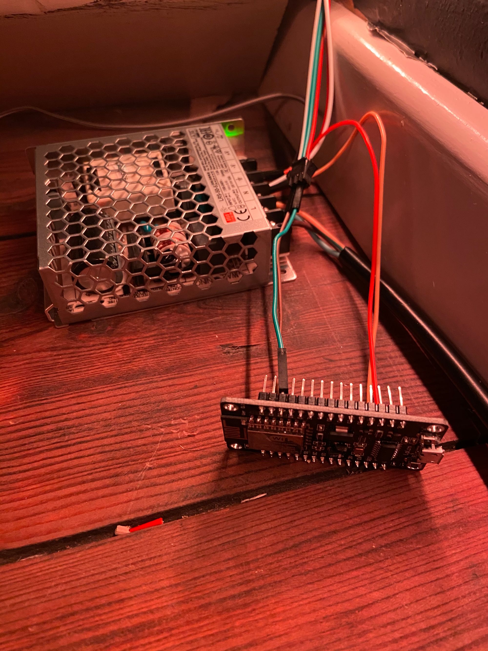 De voeding (boven) en de ESP8266 (onder)